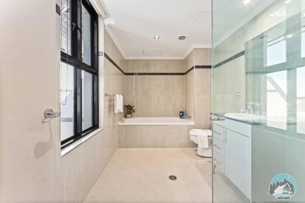 Breathtaking Waterfront Penthouse With Bigterrace Near To Olympic Park * Sydney